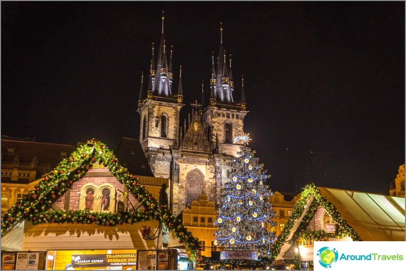 Przed świętami Bożego Narodzenia na każdym placu jest rynek i choinka.