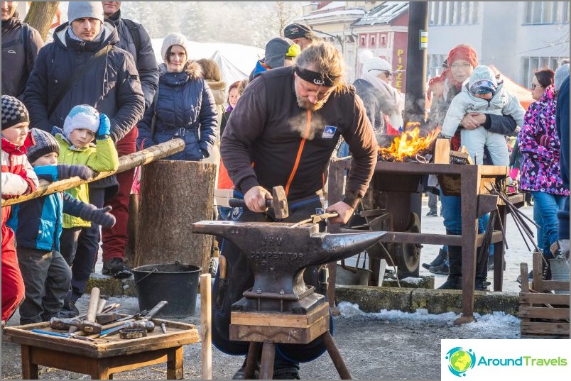 Kowal wykuwa i natychmiast podkowa