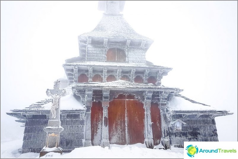 Mas apenas dois chegaram à igreja completamente congelados