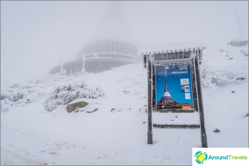 O símbolo da cidade na montanha é a torre Ested, mas naturalmente nevoeiro