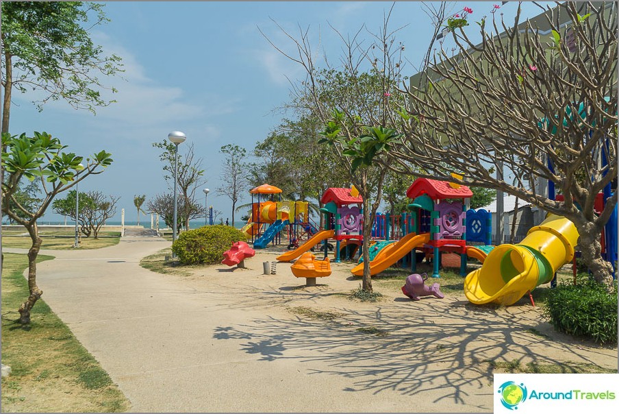 Gegenüber dem Spielplatz für Einwanderer