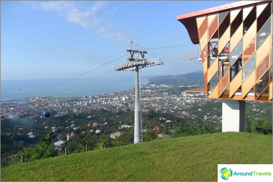 Prachtig uitzicht opent vanaf de top van de kabelbaan in Batumi