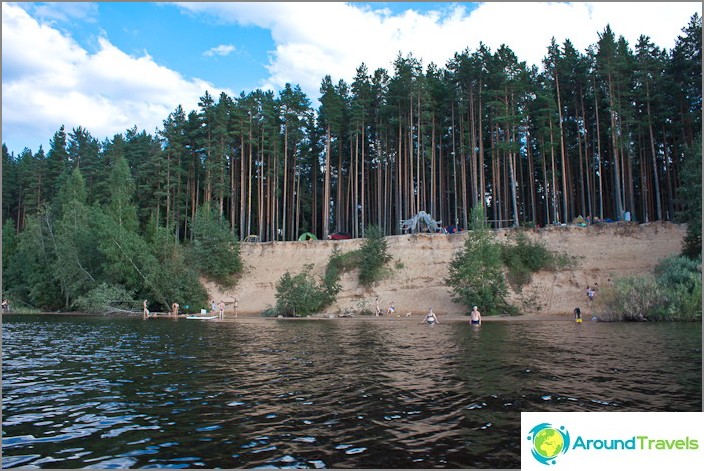 Rive élevée près du camp de surf Volgo.