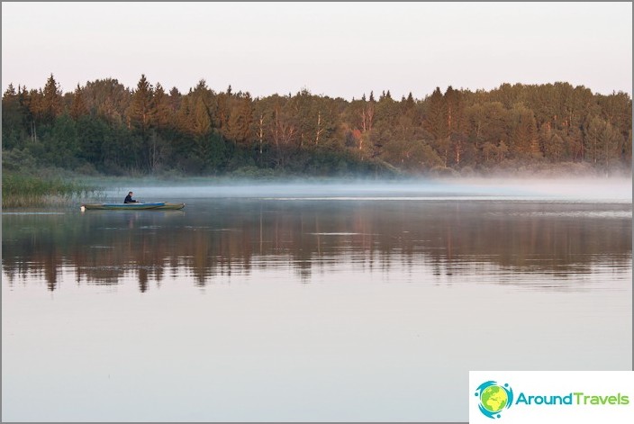 Tôt le matin sur le lac Volgo.