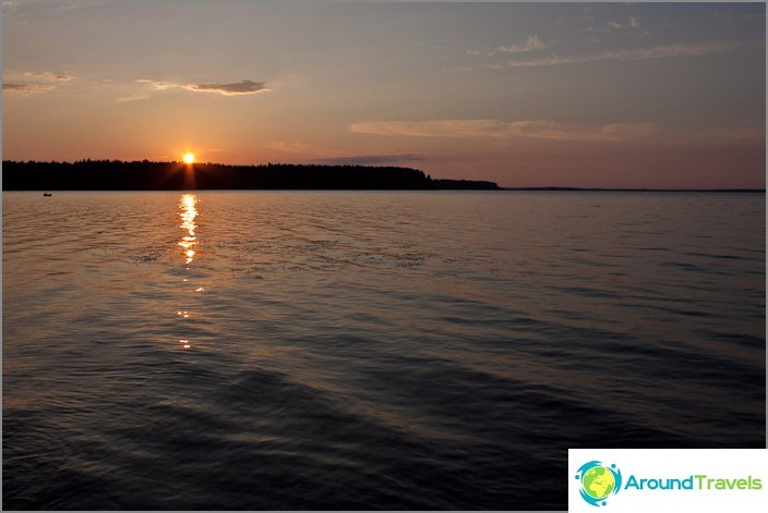 Pôr do sol. Lago Volgo.