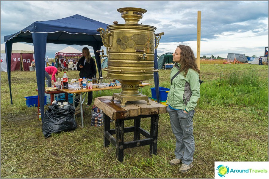 Skutočný samovar, vyhrievaný ohňom