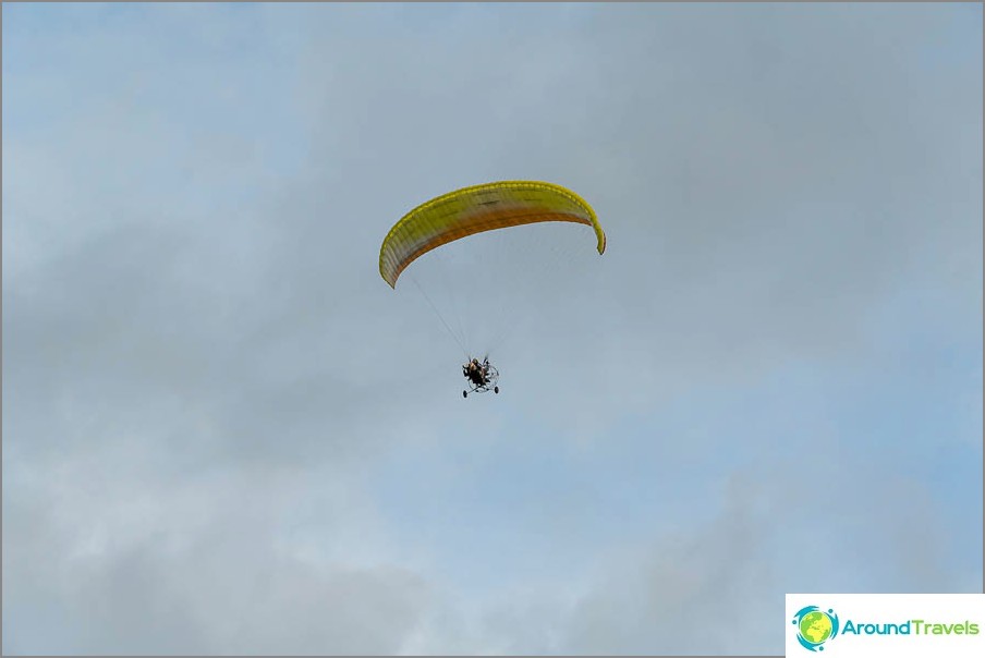 Zuerst schrieb das Flugzeug die Zahlen aus, dann die Gleitschirme